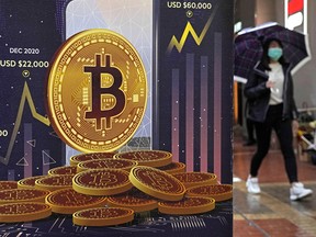 Une publicité pour la crypto-monnaie Bitcoin affichée dans une rue de Hong Kong.