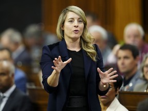 La ministre des Affaires étrangères Mélanie Joly se lève lors de la période des questions à la Chambre des communes, sur la Colline du Parlement à Ottawa, le lundi 18 mars 2024.