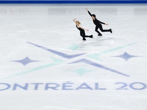 Les meilleurs patineurs artistiques du monde se rendent à Montréal cette semaine pour les championnats du monde 2024 de l'Union internationale de patinage.  Holly Harris et Jason Chan, d'Australie, exécutent leur routine de danse sur glace lors de l'entraînement du lundi 18 mars 2024 à Montréal.