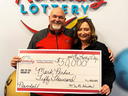 Mark Perdue et sa femme récupèrent leurs gains à la loterie.