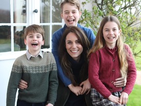 Le prince Louis, le prince George et la princesse Charlotte vus avec leur mère Kate Middleton sur une nouvelle photo publiée par le palais de Kensington.