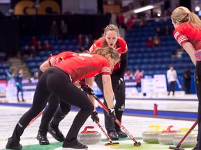La capitaine d'Équipe Canada Rachel Homan, d'Ottawa, suit sa première (à gauche) Sara Wilkes, 2e.  Emma Miskew lors du tirage au sort 7 contre l'équipe de Norvège.  Curling Canada/Michael Burns Photo