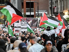 Des gens participent à une manifestation en faveur de la Palestine à Montréal.