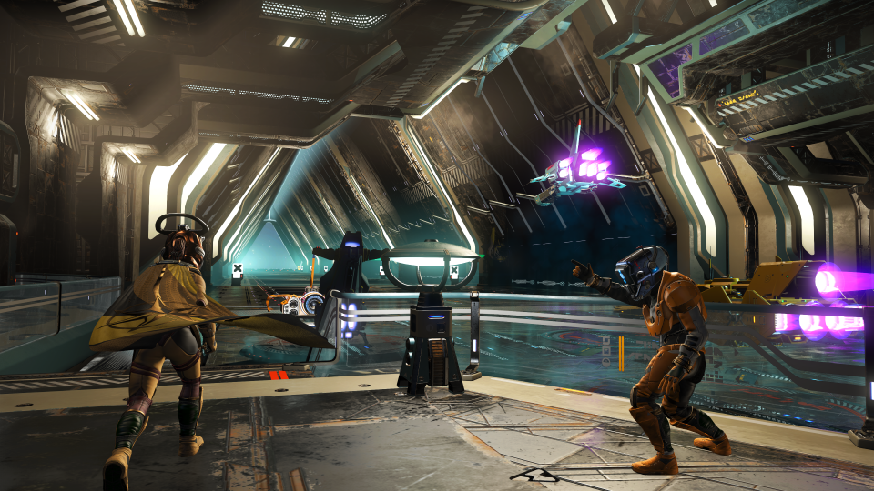 Intérieur des nouvelles stations spatiales générées de manière procédurale dans le jeu No Man's Sky.  Trois personnages prennent des poses en action au premier plan d'un hangar spatial tandis que des navires passent à toute allure.