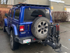 Le kit Jeep Overland de Rhino-Rack est installé et prêt à fonctionner.