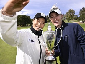 Nelly Korda des États-Unis et Se Ri Pak, membre du World Golf Hall of Fame, imitent un selfie.