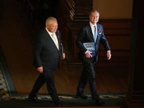 Peter Bethlenfalvy, ministre des Finances de l'Ontario, à droite, marche avec le premier ministre Doug Ford à Queen's Park, à Toronto.
