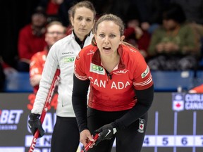 La capitaine canadienne Rachel Homan donne le ton tandis que la capitaine suisse Silvana Tirinzoni assiste à la médaille d'or aux Championnats du monde de curling féminin à Sydney, en Nouvelle-Écosse, dimanche.  , 24 mars 2024. LE
