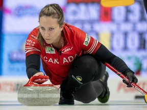 La capitaine canadienne Rachel Homan a réussi son tir lors du Championnat du monde de curling féminin contre l'Écosse à Sydney, en Nouvelle-Écosse, vendredi.
