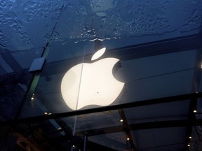 Un logo Apple est accroché dans un Apple Store de Palo Alto, en Californie, le vendredi 2 février 2024.