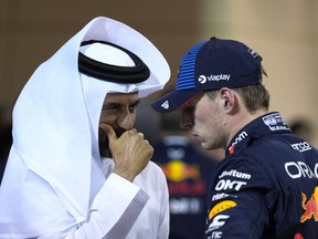 Le pilote Red Bull des Pays-Bas Max Verstappen, au centre, qualifié pour la pole position, s'entretient avec le président de la FIA Mohammed Ben Sulayem après sa qualification avant le Grand Prix de Formule 1 de Bahreïn sur le circuit international de Bahreïn à Sakhir, Bahreïn, le vendredi 1er mars 2024. .