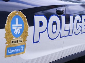 Le logo de la Police de Montréal est visible sur une voiture de police à Montréal le mercredi 8 juillet 2020. La Police provinciale de l'Ontario et la police de Montréal déclarent avoir arrêté 31 personnes au Québec avec des mandats non exécutés pour des vols de voiture et d'autres crimes graves en Ontario.  Les arrestations font partie du Projet Volcan, une opération à grande échelle menée par la police de l'Ontario et la police de Montréal.