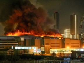 Un énorme incendie est visible au-dessus de l'hôtel de ville de Crocus