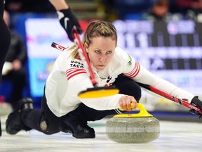 La capitaine canadienne Rachel Homan lance une pierre lors du Championnat du monde de curling féminin contre la Suède à Sydney, en Nouvelle-Écosse, le samedi 16 mars 2024.