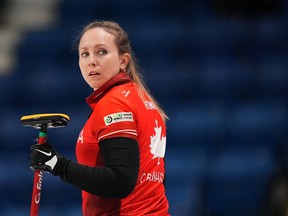 La capitaine canadienne Rachel Homan lors du Championnat du monde de curling féminin contre la Norvège à Sydney, en Nouvelle-Écosse, le lundi 18 mars 2024.