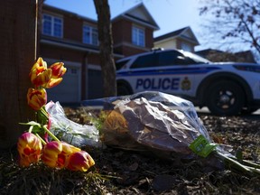 Des fleurs sont posées sur les lieux d'un homicide où six personnes ont été retrouvées mortes dans la banlieue de Barrhaven, à Ottawa, le 7 mars.