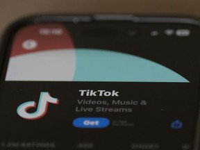 L'écran de téléchargement de TikTok est visible sur l'Apple Store sur un iPhone, à Ottawa, le mercredi 18 octobre 2023.