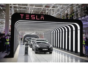 Teslas dans une usine de fabrication à Gruenheide, en Allemagne.