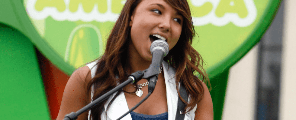 Allie DiMeco Forced to Kiss Adult Man on 'Naked Brothers Band' Set