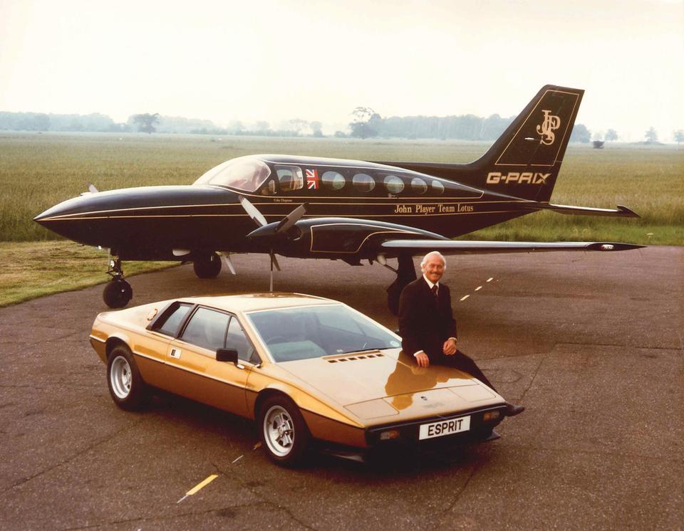 Image de Colin Chapman, d'une Lotus Esprit et de l'avion de l'équipe John Player Special.