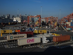 Des camions transportant des conteneurs de fret arrivent au terminal à conteneurs Centrem du port de Vancouver, à Vancouver, le vendredi 14 octobre 2022.