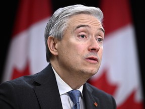 Le ministre de l'Industrie François-Philippe Champagne s'exprimant lors d'une conférence de presse au Théâtre National de la Presse à Ottawa.