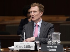 Le ministre de l'Immigration, des Réfugiés et de la Citoyenneté, Marc Miller, attend de comparaître devant le Comité permanent de la citoyenneté et de l'immigration, à Ottawa, le mercredi 28 février 2024.