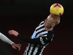 Matty Longstaff de Newcastle United se bat pour un ballon lors de l'action de la Premier League en 2021.