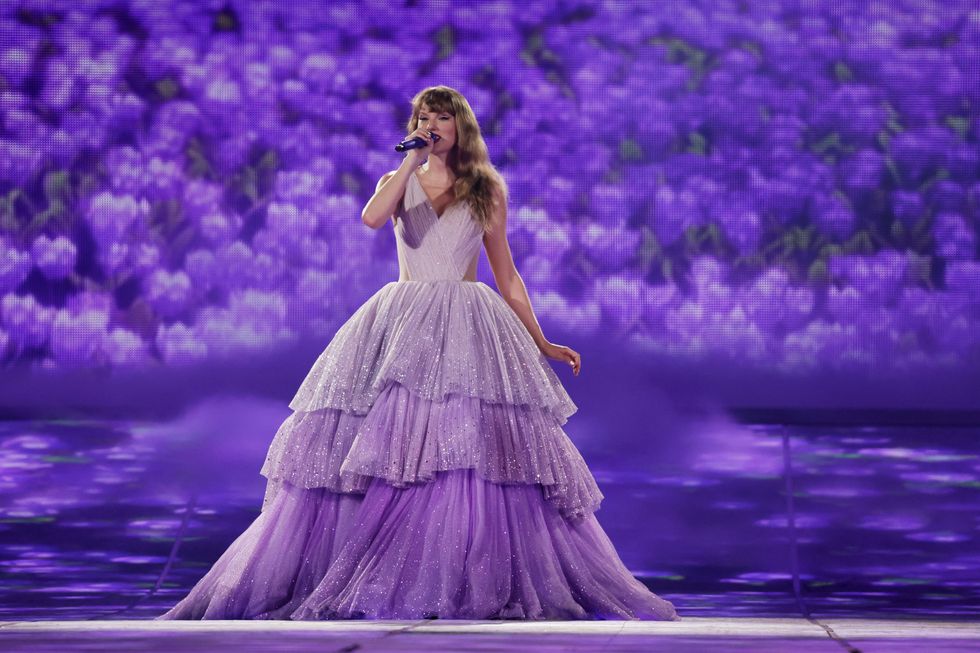 Taylor Swift portant une robe violette à volants sur scène lors de sa tournée Eras, Singapour