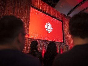 Le logo de CBC est projeté sur un écran lors de la présentation annuelle de CBC au Mattamy Athletic Centre à Toronto, le mercredi 29 mai 2019.