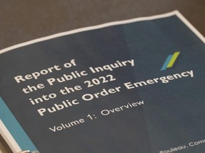 Une copie du rapport du juge Paul Rouleau sur l'utilisation par le gouvernement libéral de la Loi sur les mesures d'urgence est présentée à Ottawa, le vendredi 17 février 2023.