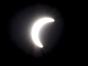 Une éclipse solaire partielle est observée depuis North Vancouver, en Colombie-Britannique, le lundi 21 août 2017.