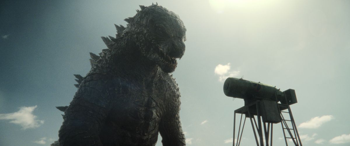 Godzilla regarde un missile qui semble petit comparé à lui