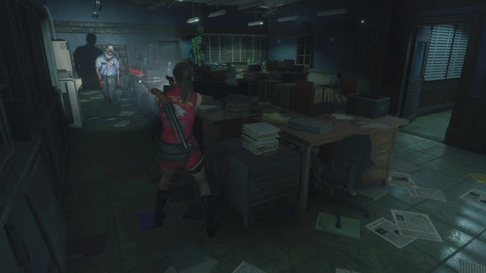 Claire vise un zombie dans un bureau occupé dans le mod de caméra fixe de Resident Evil 2 Remake