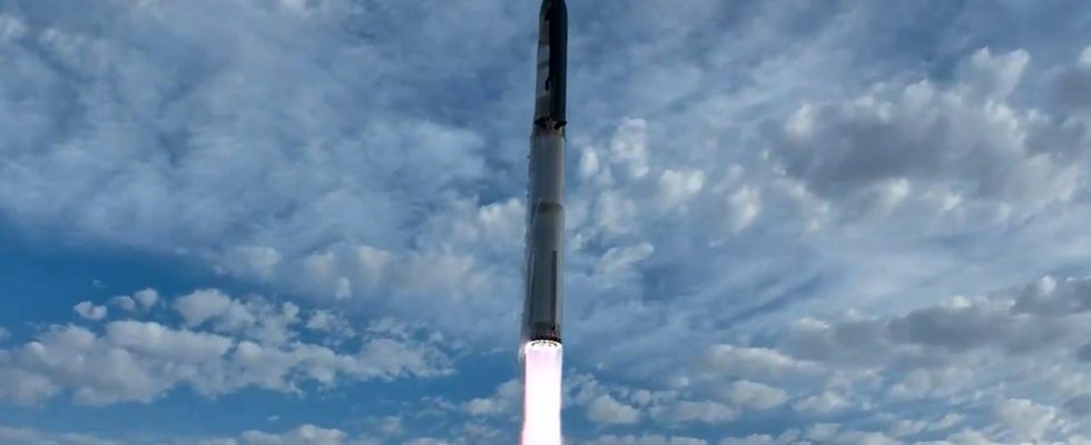Le vaisseau spatial de SpaceX réalise un vol spatial avant de revenir sur Terre dans un spectacle enflammé spectaculaire