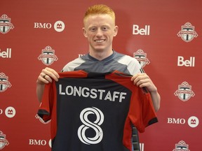 Le milieu de terrain nouvellement recruté du Toronto FC, Matty Longstaff, brandit son maillot après l'entraînement à Toronto le vendredi 1er mars 2024.