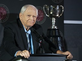 Dave Ritchie prend la parole lors de la cérémonie d'intronisation au Temple de la renommée du football canadien 2022 qui s'est tenue au Tim Horton's Field à Hamilton, en Ontario, le vendredi 16 septembre 2022.