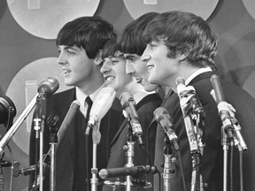 Les Beatles s'adressent aux médias dans la salle de presse de l'aéroport international Kennedy à leur arrivée, le 7 février 1964, à New York.