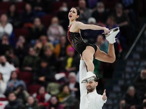 Deanna Stellato-Dudek et Maxime Deschamps du Canada exécutent leur programme libre dans la compétition en couple lors des Championnats du monde ISU de patinage artistique 2024 à Montréal, le jeudi 21 mars 2024.