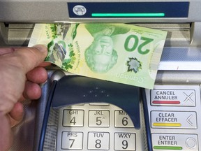 L'argent est retiré d'un guichet automatique à Montréal.