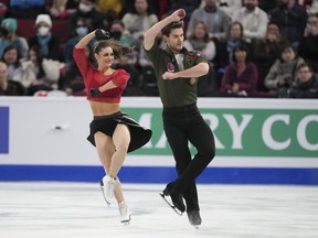 Laurence Fournier Beaudry et Nikolaj Sorensen du Canada exécutent leur danse rythmique lors d'une compétition de danse sur glace lors des Championnats du monde ISU de patinage artistique 2024 à Montréal, le vendredi 22 mars 2024.