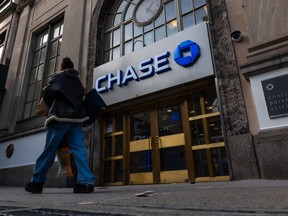 Une succursale de la banque Chase à New York.  Les petites banques sont plus susceptibles d’exiger que leurs employés travaillent à temps plein au bureau.