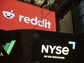 La signalisation de Reddit Inc. est visible sur la salle des marchés de la Bourse de New York