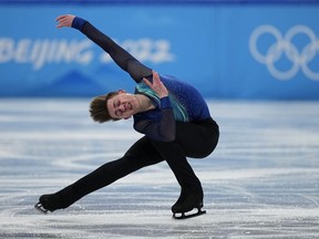 Roman Sadovsky, du Canada, participe à la compétition de patinage artistique du programme court masculin aux Jeux olympiques d'hiver de 2022, le mardi 8 février 2022, à Pékin.  L'athlète de 24 ans originaire de Vaughan, en Ontario, était membre de l'équipe canadienne qui fait appel de la décision de l'Union internationale de patinage d'attribuer la médaille de bronze en patinage artistique par équipe aux Jeux olympiques de Pékin de 2022 à la Russie, même si l'un de ses patineurs a été sanctionné pour dopage.