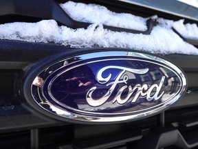 Une Ford Maverick à vendre chez un concessionnaire à Chicago, Illinois.