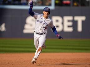 Matt Chapman des Blue Jays de Toronto célèbre après son doublé contre les Red Sox de Boston lors d'un match de baseball de neuvième manche à Toronto, le dimanche 17 septembre 2023.
