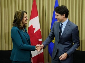 Le premier ministre Justin Trudeau rencontre la première ministre de l'Alberta, Danielle Smith, à Calgary, le mercredi 13 mars 2024.