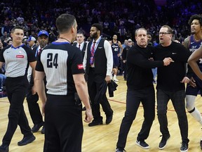 Nick Nurse des 76ers de Philadelphie réagit aux officiels après que les 76ers ont perdu un match de basket-ball NBA contre les Clippers de Los Angeles.