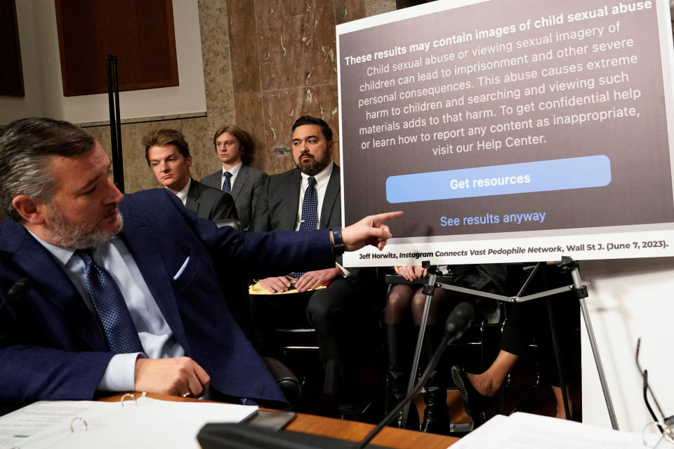 Le sénateur américain Ted Cruz (R-TX) souligne son discours lors de l'audition de la Commission judiciaire du Sénat sur l'exploitation sexuelle des enfants en ligne au Capitole des États-Unis à Washington, aux États-Unis, le 31 janvier 2024. REUTERS/Nathan Howard