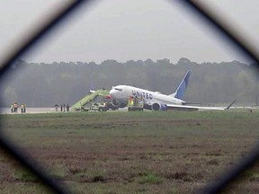 Les passagers sont évacués d'un vol United à l'aéroport international George Bush, le vendredi 8 mars 2024 à Houston.